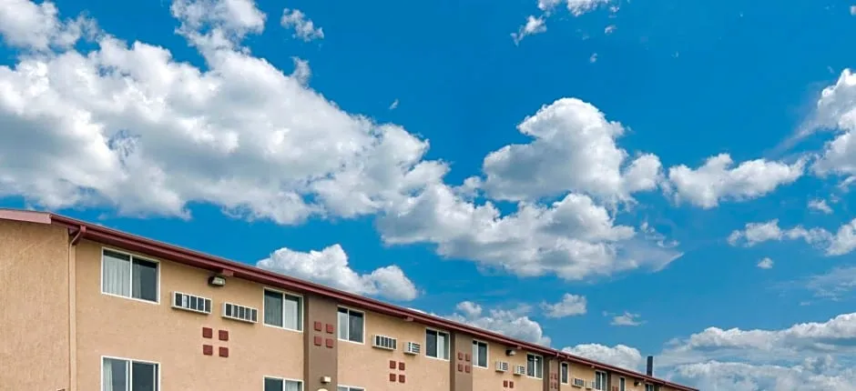 Super 8 by Wyndham Worthington Minnesota