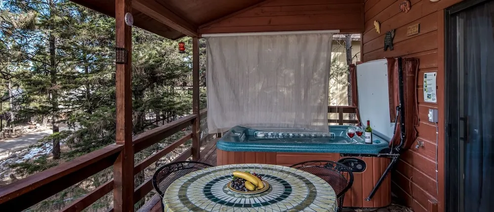 Kizzy's Kove - Two Bedroom Cabin