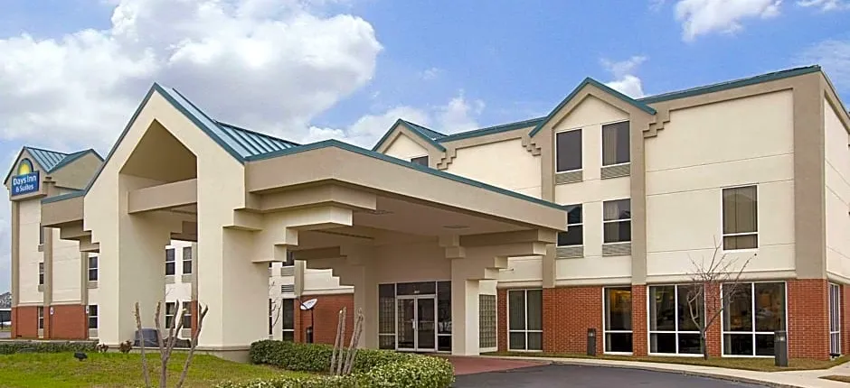 Days Inn & Suites by Wyndham Ridgeland