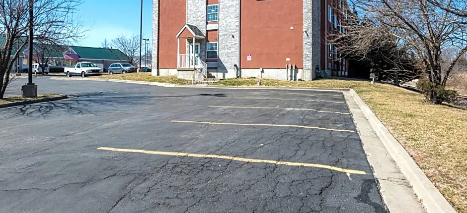 Motel 6-Olathe, KS