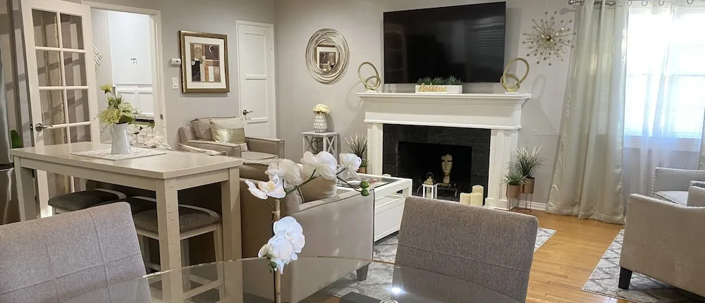 Stunning Home With Large Yard in Los Angeles