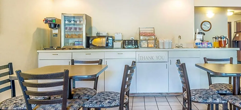 Super 8 by Wyndham Louisa