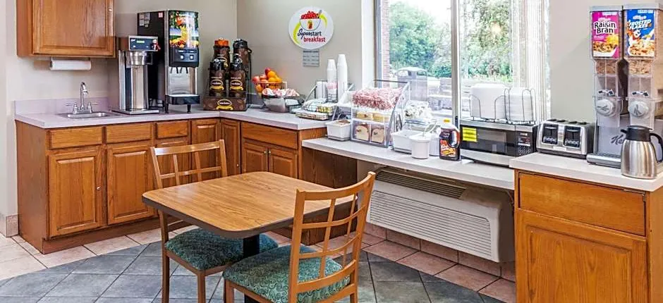 Super 8 by Wyndham Valparaiso