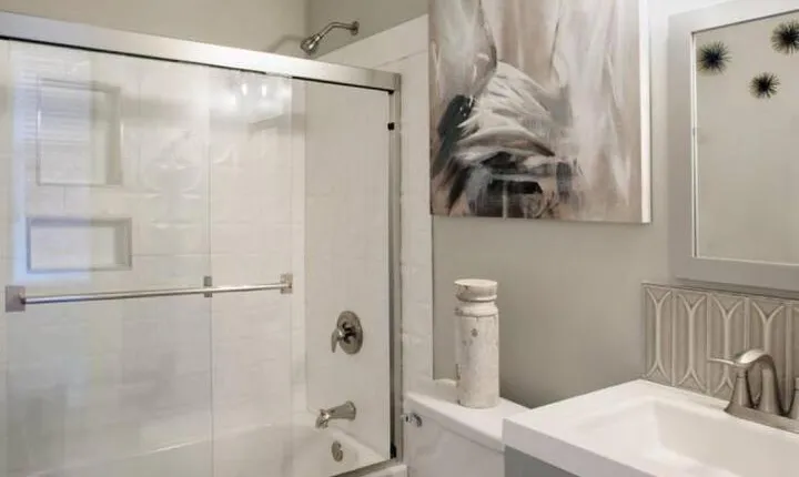 416A Waldburg St. Newly Renovated 1920s Historic District Apt