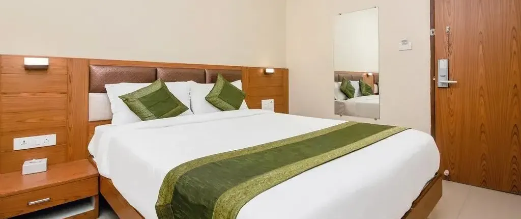 Hotel Volga Plaza (Near Colaba Causeway)