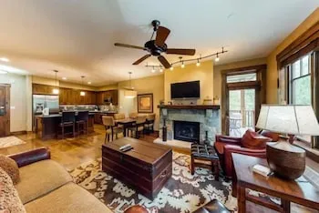 Water House Luxury 2 Bedroom On Main Street - Walk To Quicksilver Lift!