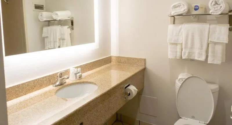 HOLIDAY INN EXPRESS ST. LOUIS AIRPORT- RIVERPORT