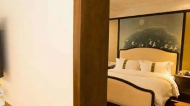 Rezen Hotel (Ranjiaba Flower Garden Light Rail Line 6 Station)