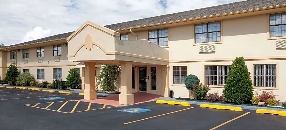 Super 8 by Wyndham Sulphur