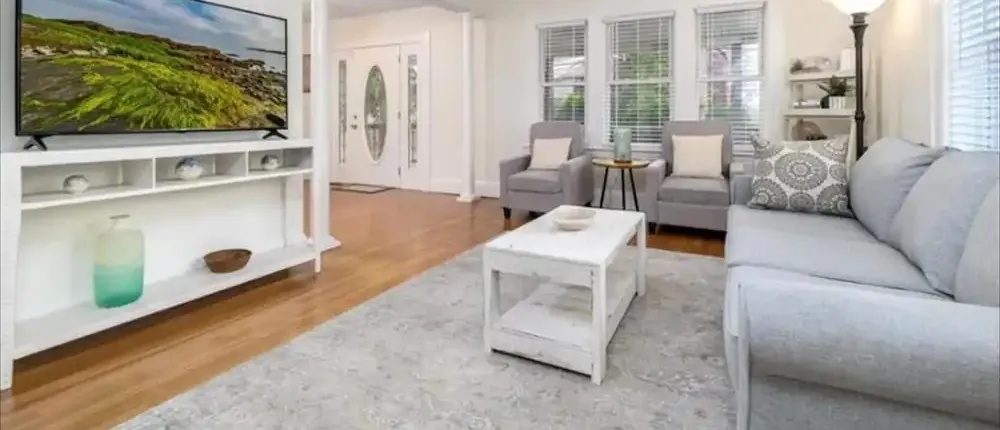 Black Rock Home - 4 bed - Jacuzzi Bath - Beach