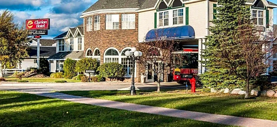 Clarion Hotel Mackinaw City Beachfront