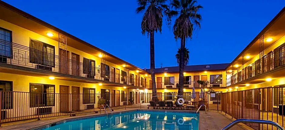 Studio City Court Yard Hotel