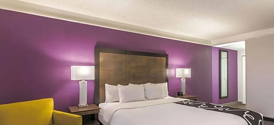 La Quinta Inn & Suites by Wyndham Cincinnati Sharonville