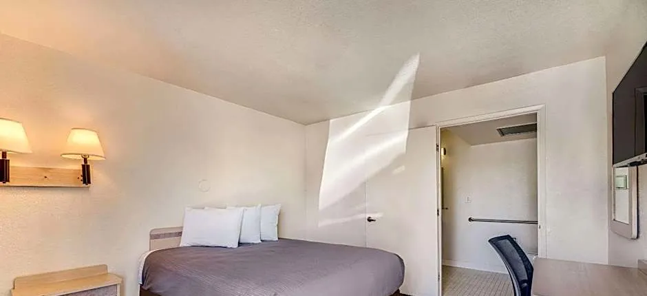 Econo Lodge Stockton near I-5 Fairgrounds