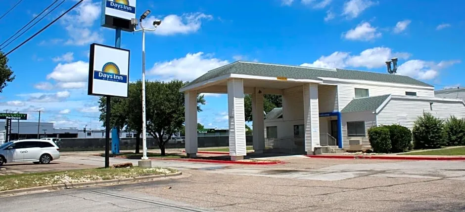 Days Inn by Wyndham Waco University Area