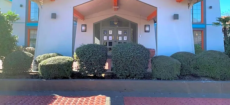 Howard Johnson by Wyndham Columbus Fort Benning