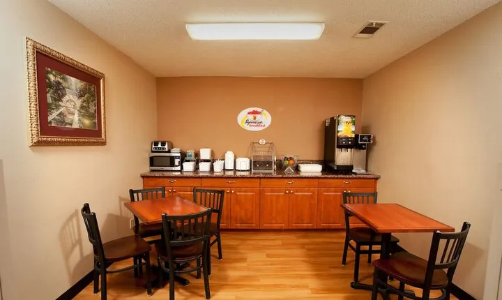 Super 8 by Wyndham Fairmont