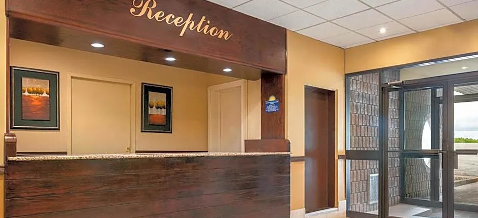 Days Inn & Conference Centre by Wyndham Renfrew