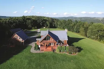 Mountain House & Cottage at Seminary Hill by Avantstay, Callicoon