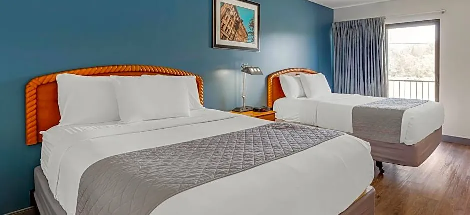 Polynesian Hotel Wisconsin Dells - Near Noah's Ark