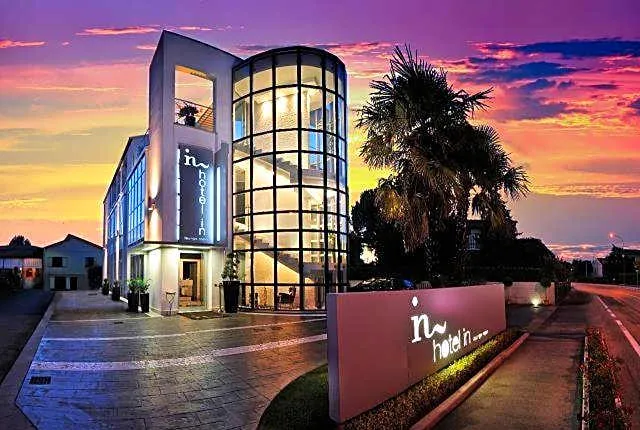 Hotel In - Lounge Room