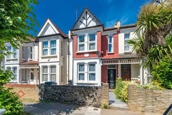 Homely 4-bedroom Home With 2 Baths & Free Parking, London