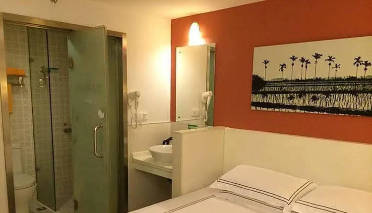 Home Inn (Shenzhen Dongmen Pedestrian Street Shaibu Metro Station)