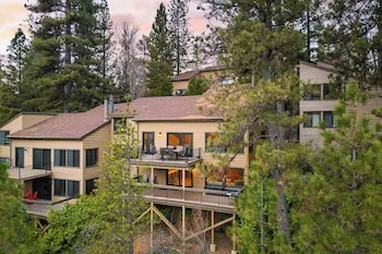Arrowhead Lakeside Escape by Avantstay 3min Walk to Lake, Private Beach Access, Lake Arrowhead
