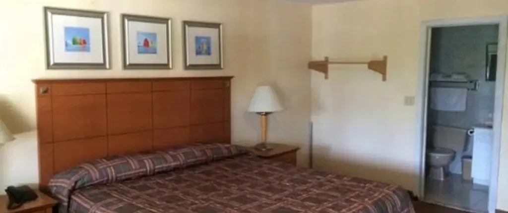 Naugatuck Motor Lodge