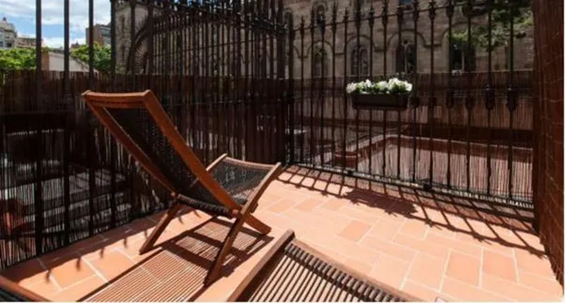 Ecozentric urban hostel