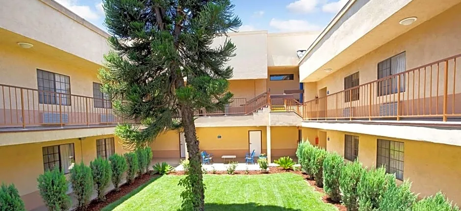 Days Inn & Suites by Wyndham Artesia