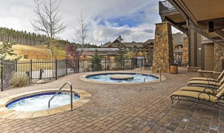 Crystal Peak Lodge 4 Bedroom Ski in Ski out Slopeside Condo at the Base of Peak 7