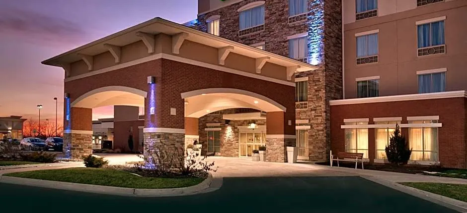 Holiday Inn Express & Suites Overland Park By IHG