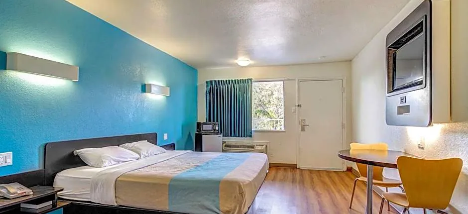 Motel 6 Waco - Lacy Lakeview