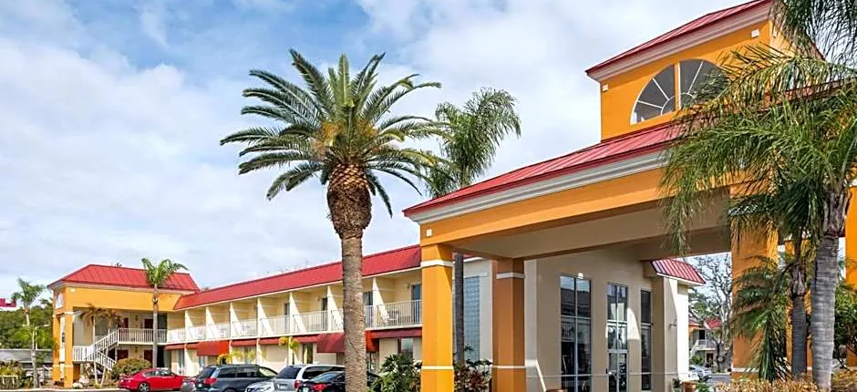 Days Inn & Suites by Wyndham Port Richey