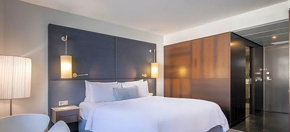 Renaissance by Marriott Paris Arc de Triomphe Hotel