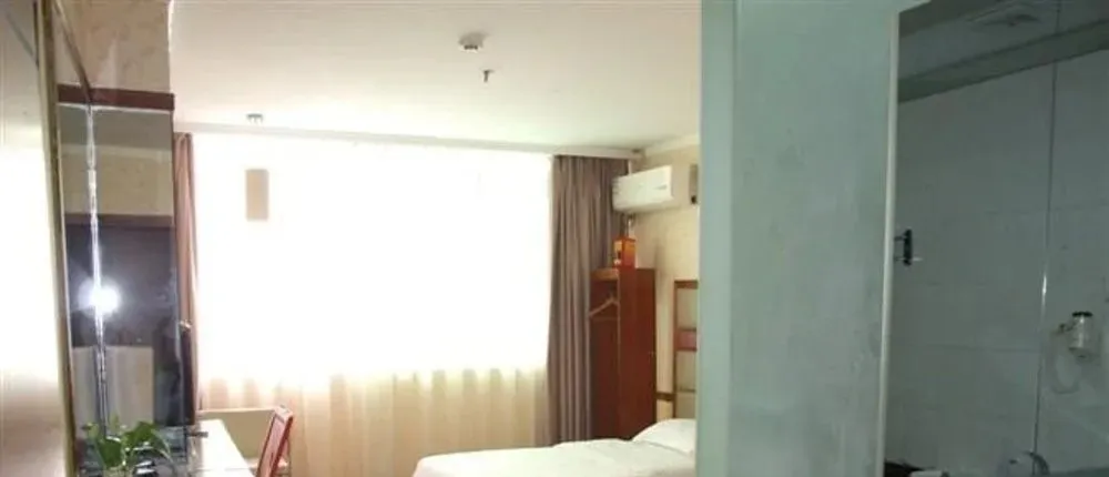 Silver Spring Hotel (Shenzhen Yuanling Subway Station)