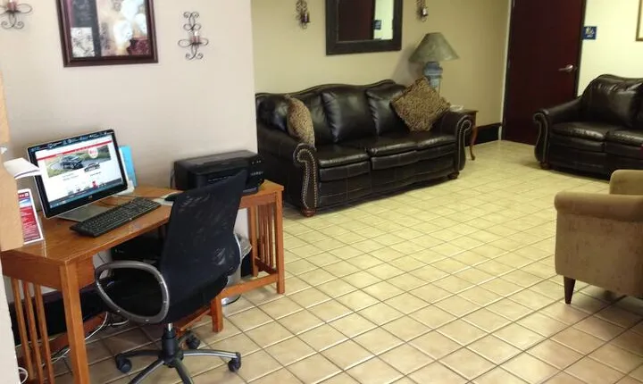 Brentwood Inn & Suites