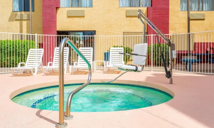 Super 8 by Wyndham Mesa / Gilbert