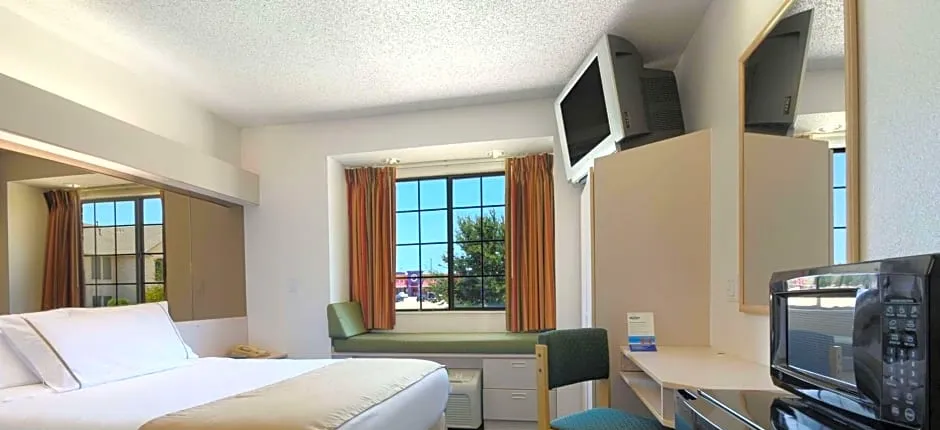 Travelodge by Wyndham Arlington/Dallas Area