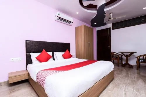 OYO Flagship 16044 Sector 18