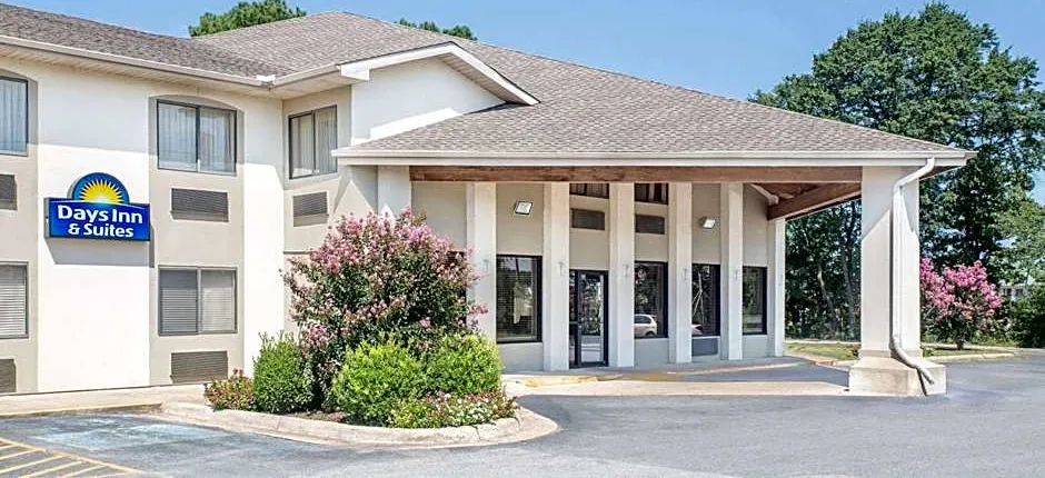 Days Inn & Suites by Wyndham Brinkley