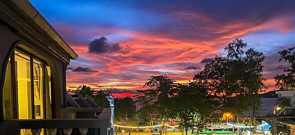 Big Boys' Bed & Burger - Patong Beach