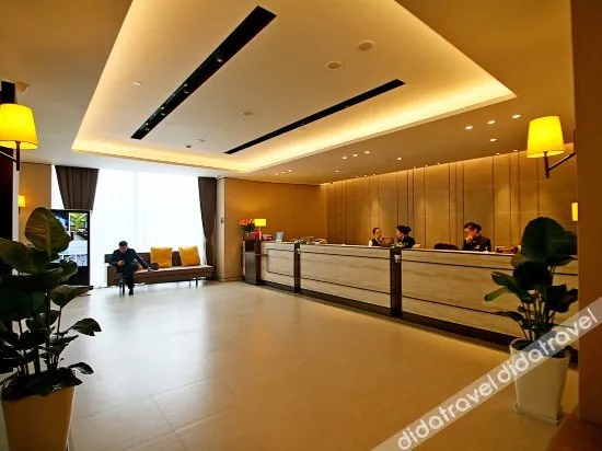 Home Inn Plus (Shanghai Lujiazui, Yushan Road, Yuanshen Sports Center Metro Station)