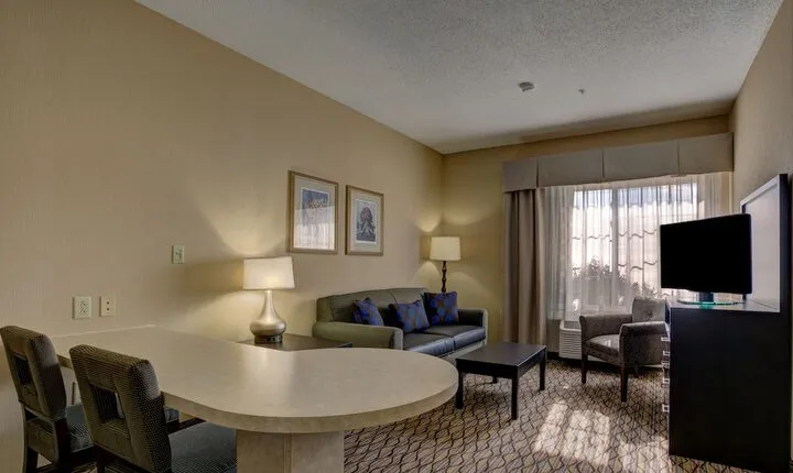 Holiday Inn Hotel & Suites Milwaukee Airport an IHG Hotel