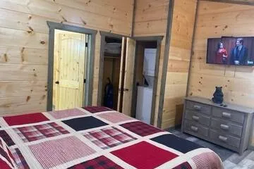 Country Bear Hideaway 1 Bedroom Home by RedAwning