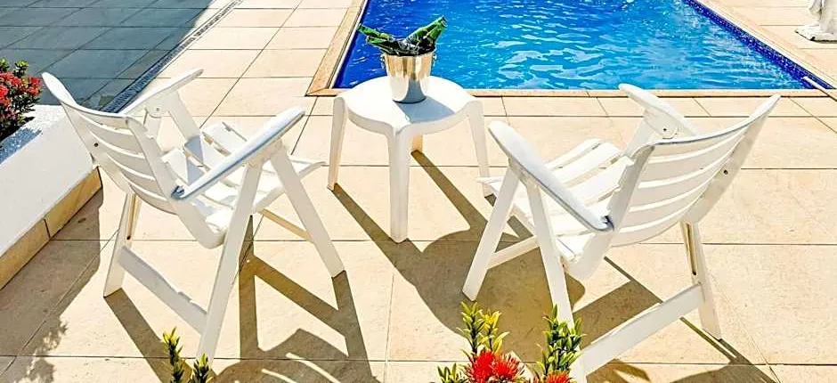 Casarão e piscina localização excelente | ROSF91