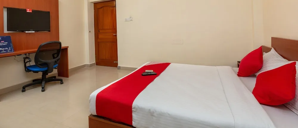 OYO 22105 Hotel Half Moon Inn
