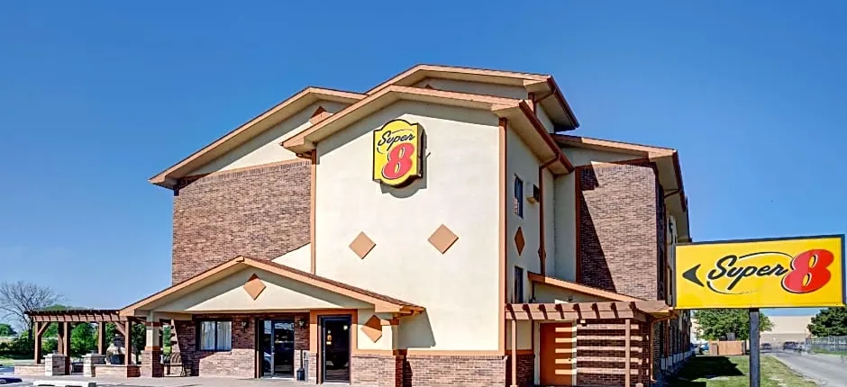 Super 8 by Wyndham Roseville/Detroit Area