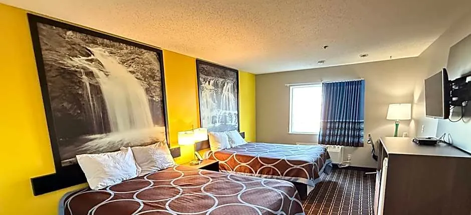 Super 8 by Wyndham Reedsburg